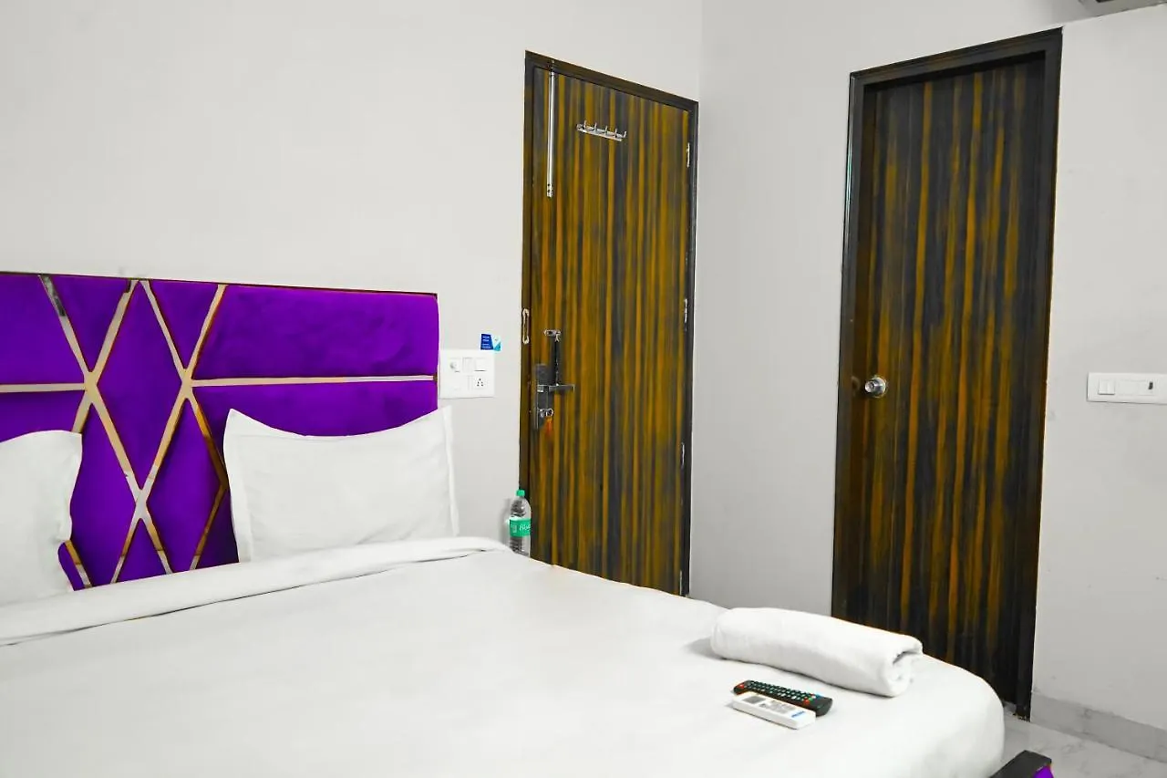 Roomshala 041 Hotel Sky Residency - Uttam Nagar Near Metro Station New Delhi