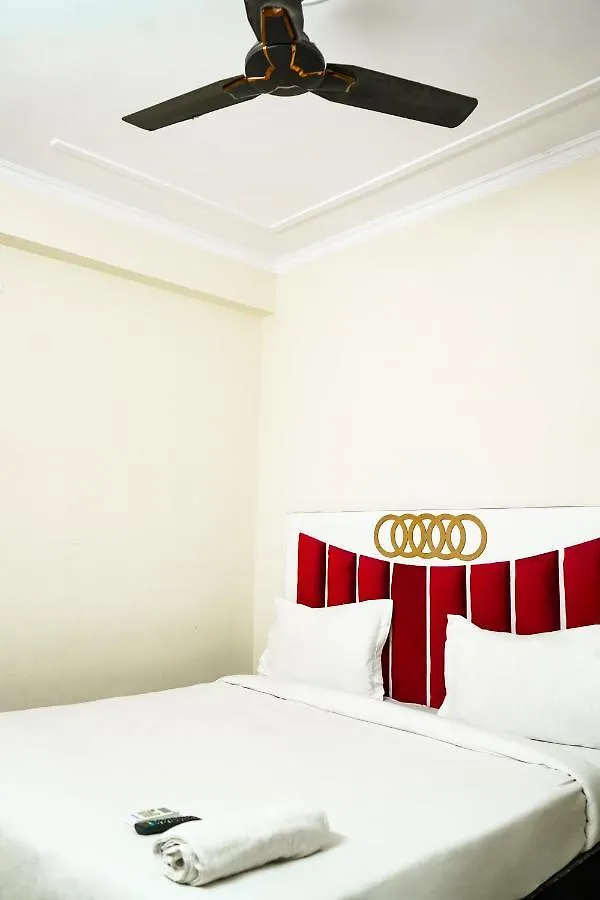 Roomshala 041 Hotel Sky Residency - Uttam Nagar Near Metro Station New Delhi